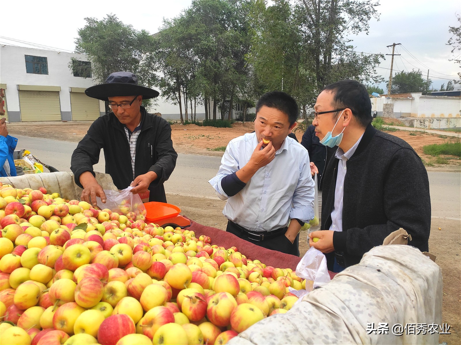 路边的水果摊可信吗,路边上的水果摊