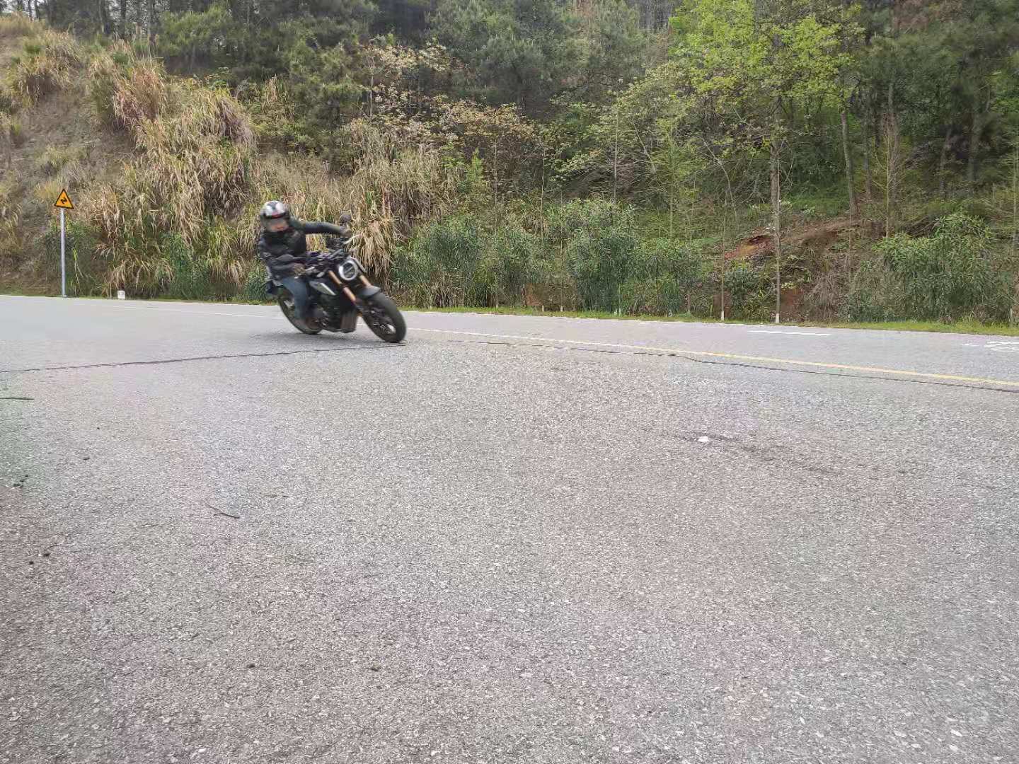 本田cb650r对比铃木sv650,本田cb650r对比铃木650哪个好骑