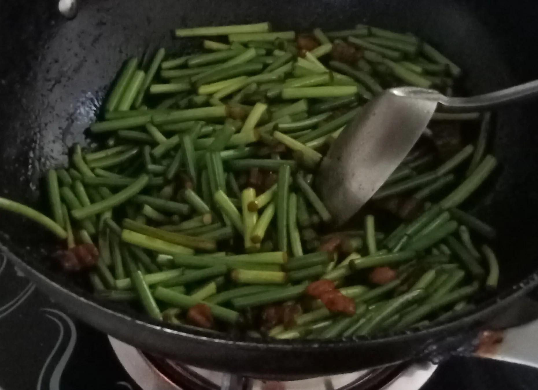 蒜薹白菜葫芦瓜拌面家常做法,蒜苔炒肉和西红柿鸡蛋泡饭