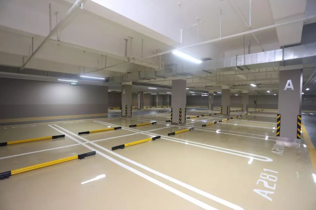 车库和车位哪个比较实用,车库靠墙的车位建议买吗