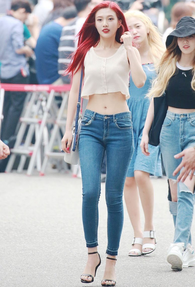 朴秀荣碎花裙,朴秀荣穿黑色连衣裙