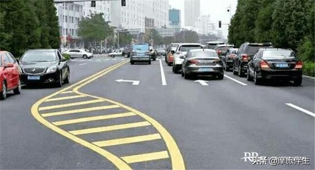 双黄线和单黄线有什么区别吗,双黄线变单黄线能掉头吗