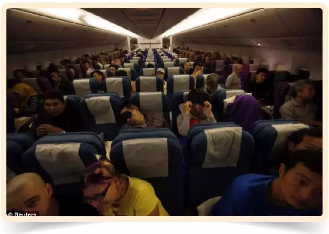 空姐在飞机上的坐姿,空姐坐飞机的奇葩经历