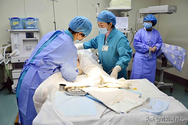 产妇生产后肚子怎么还那么大,产妇剖腹产以后肚子还是比较大