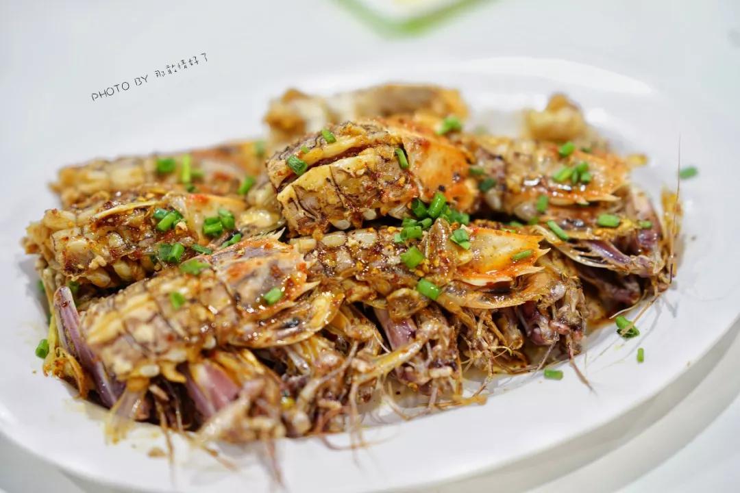 美国艺术家老夫妇定居苏梅岛十年，教游客画垃圾桶，唤醒环保意识