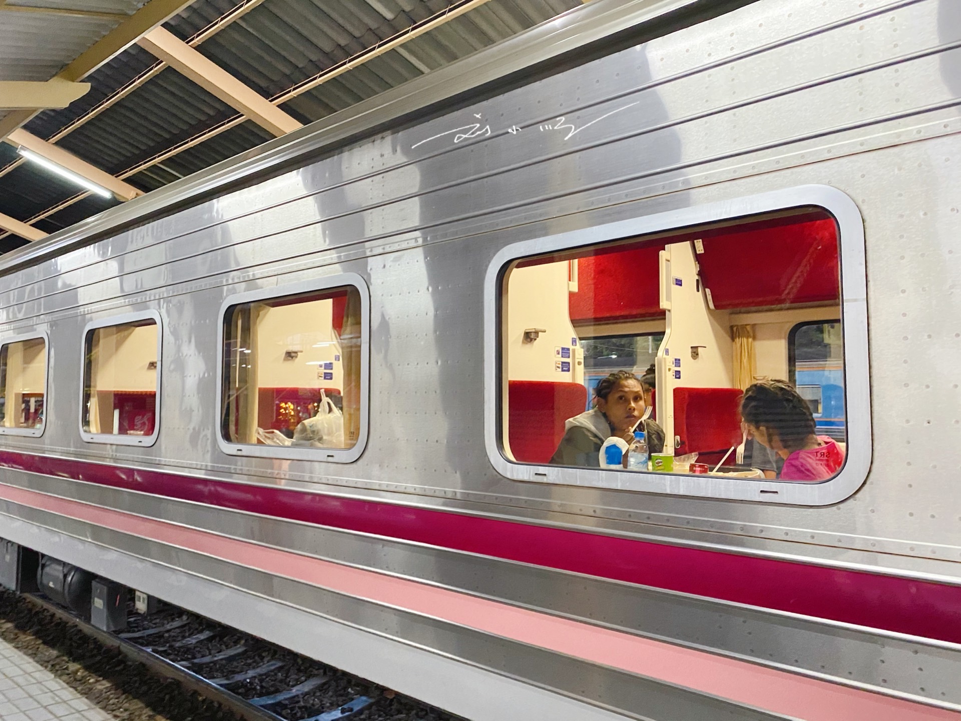 泰国火车实拍,泰国火车站对比中国