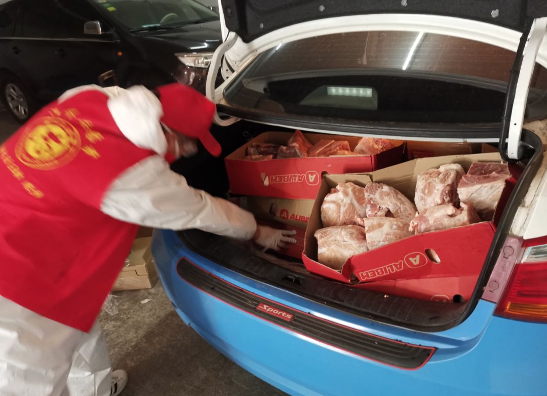 每切一块冻猪肉，就像下了一场猪肉味儿的雪