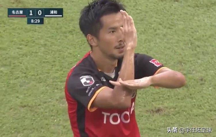 奥特庆祝！日本前锋中二程度爆表，大牌球星也爱cosplay