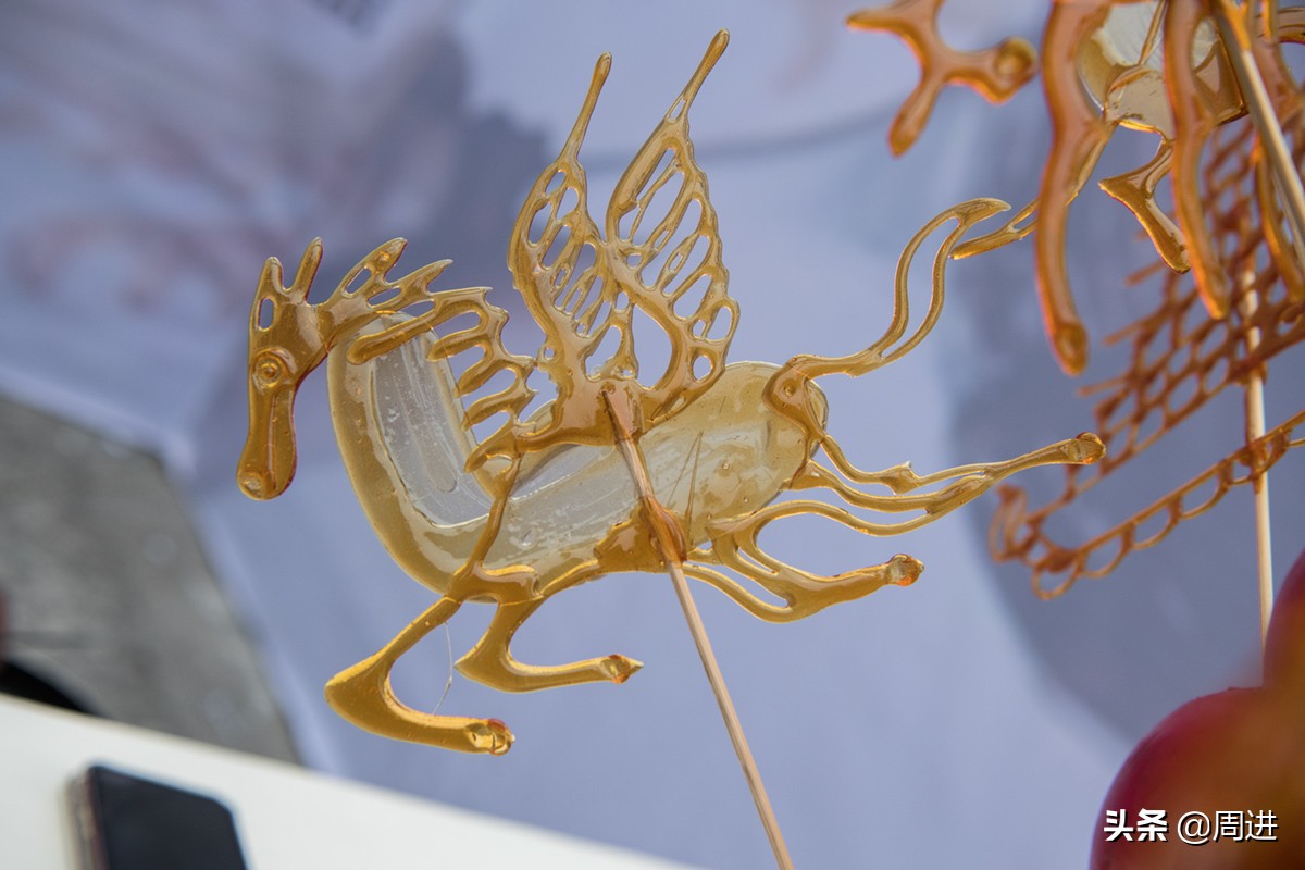 景区摆摊制作糖画,非遗糖画艺人摆摊