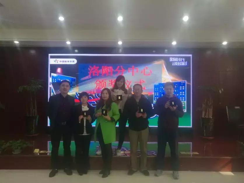 关注顶呱刮喊你领金条