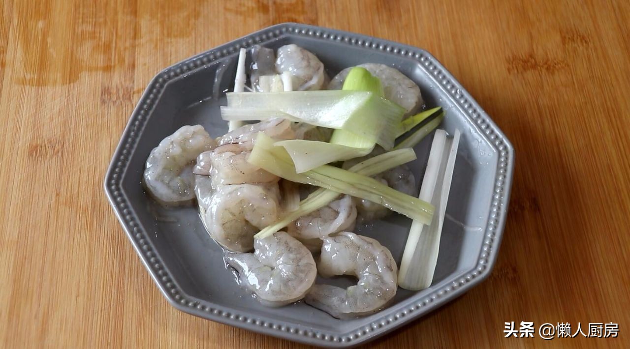 怎么把大虾炒外酥里嫩,如何做虾好吃又简单油焖大虾