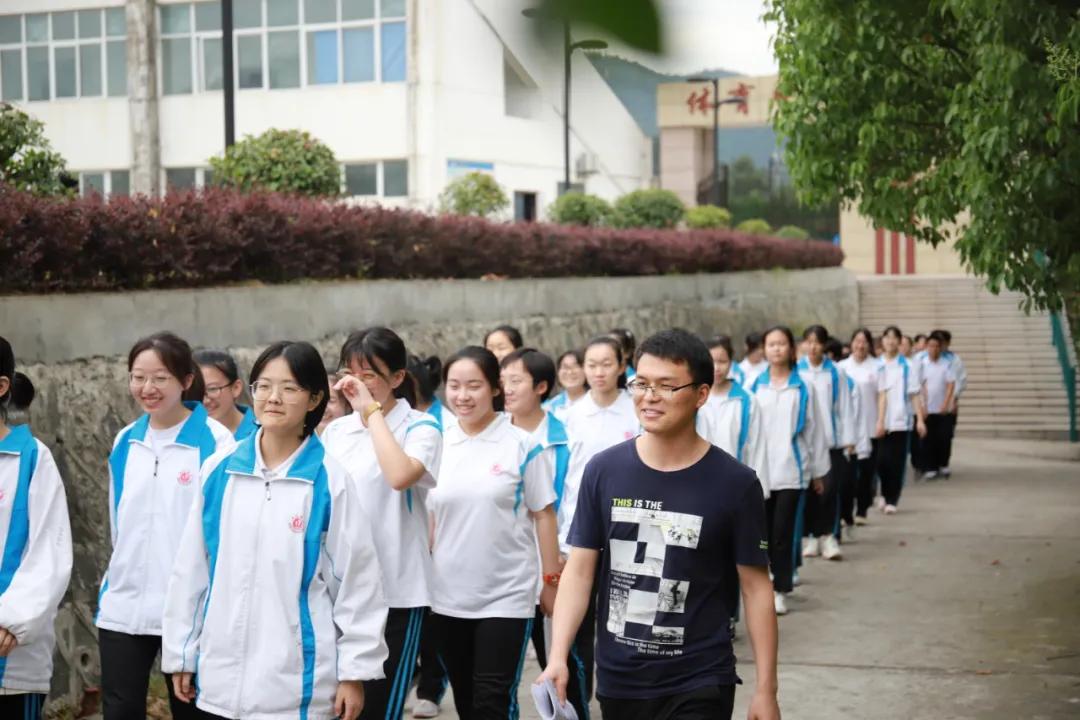 十堰市民感人视频,十堰市东风高中视频