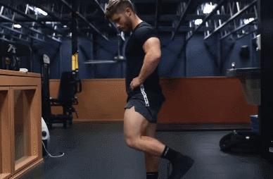 股四头肌：“我也不想这么凸出，谁让臀大肌和腘绳肌不争气呢！”