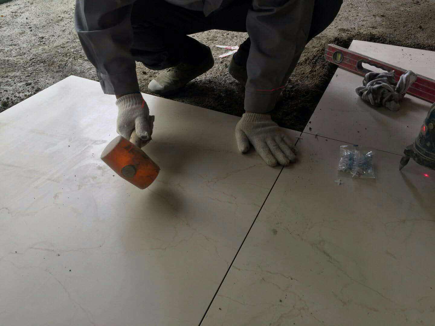 卫生间做完闭水试验墙面有阴水,卫生间做完闭水试验褪色