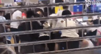 昨天,大型“丧尸”电影,在优衣库真实上演