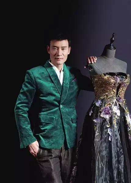 杨幂一身粉色修身礼服少女感十足,杨幂中国衣服