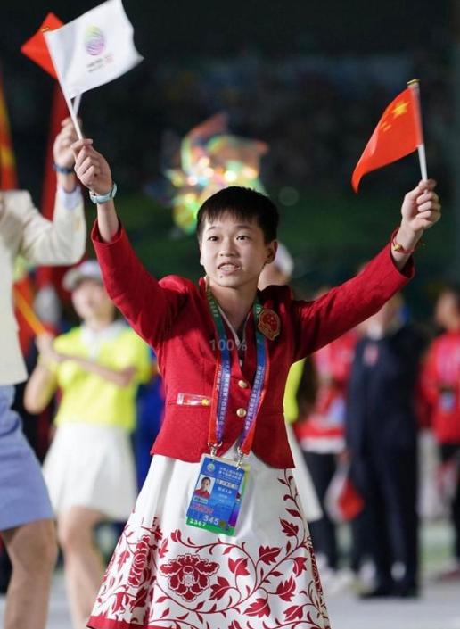 杨倩被称跪族少女,王梦洁上热搜,红姐无辜躺枪,用万元手机被黑