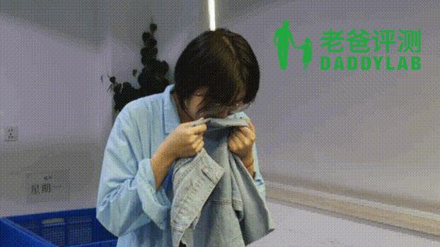 新买的衣服有股刺鼻的味道怎么办,新买来的衣服有味道该怎么办