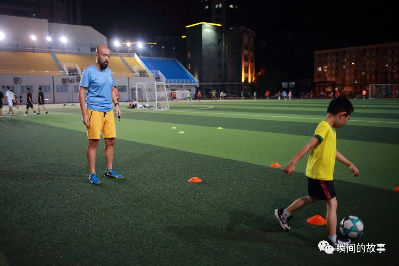 晚上足球训练什么内容,少年足球训练光脚日常