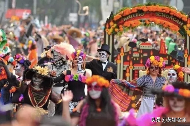 万圣节地铁扮鬼吓唬人,美女万圣节扮鬼吓唬人