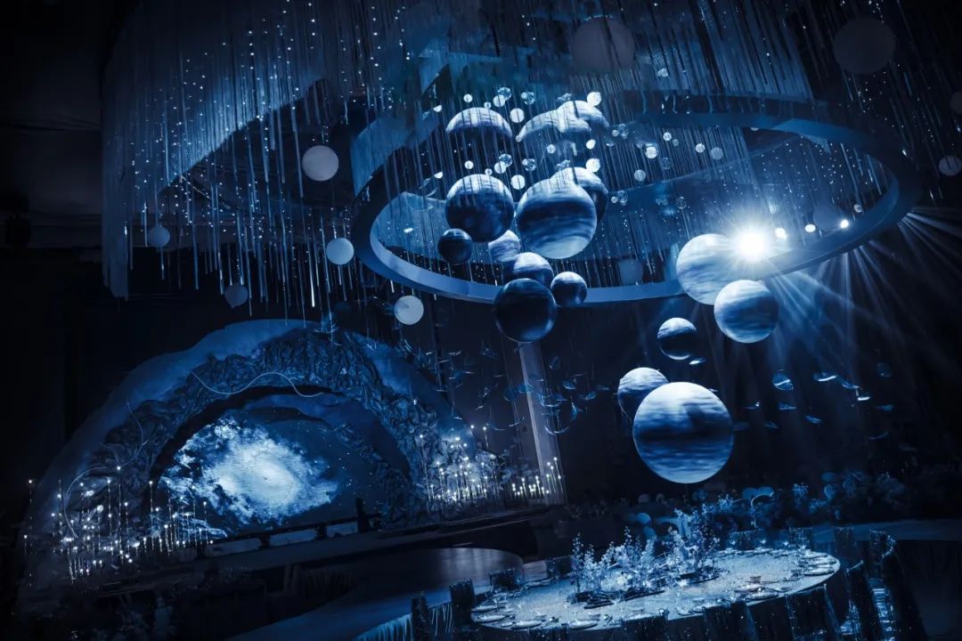 这场静谧梦幻的蓝色星空婚礼,一场神秘浪漫的星空婚礼