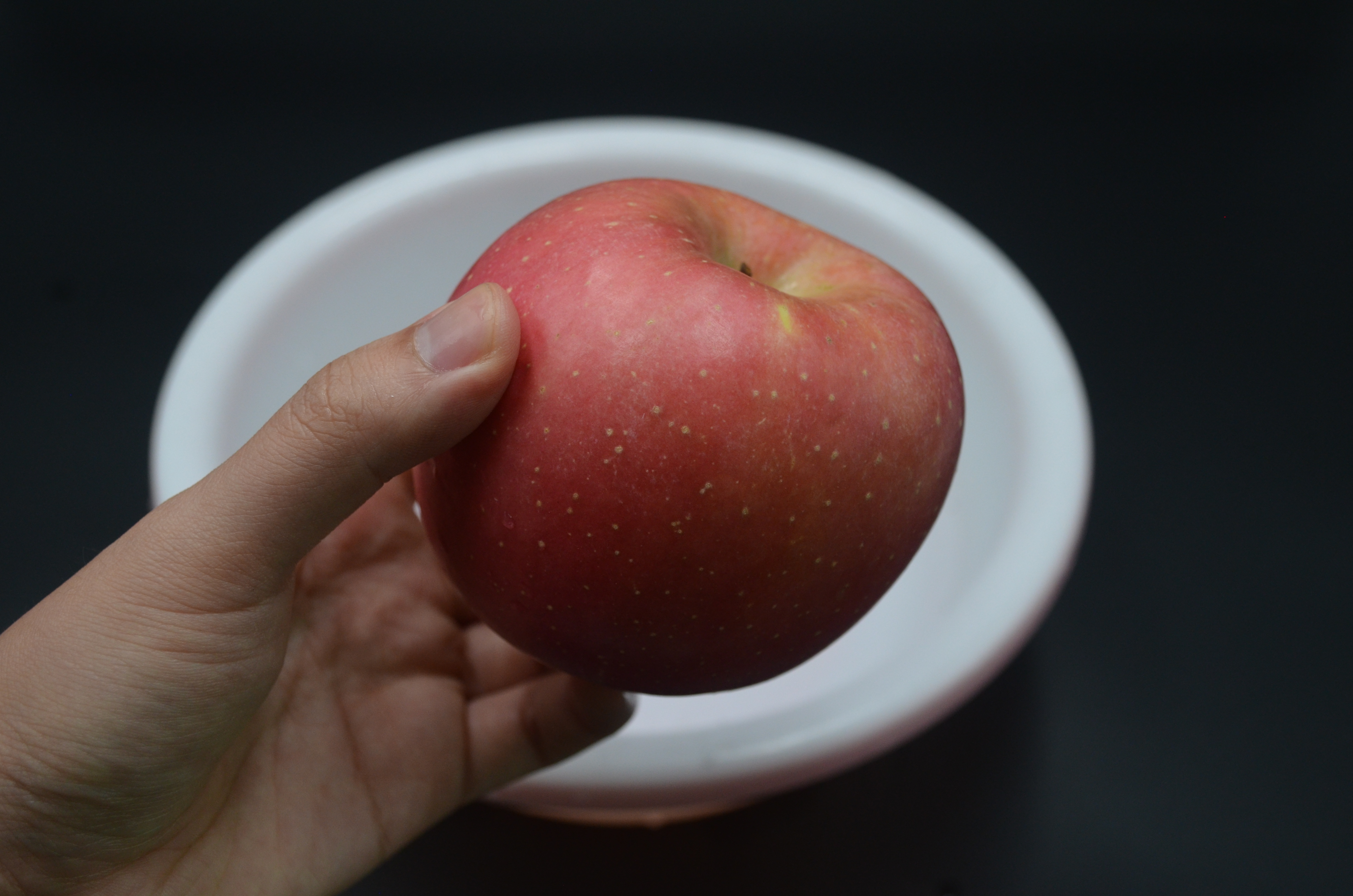 清水洗苹果正确方法,用清水洗脸怎样洗得干净