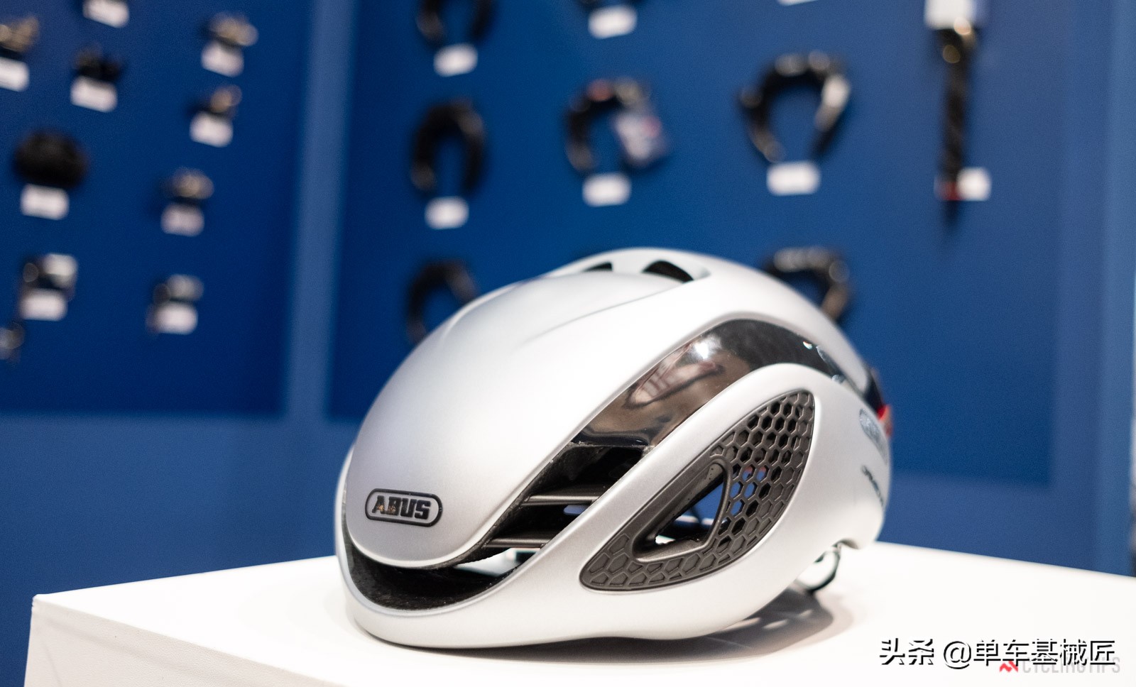 这是飞机，这是鸟……不，这是一个无压迫感的自行车车座