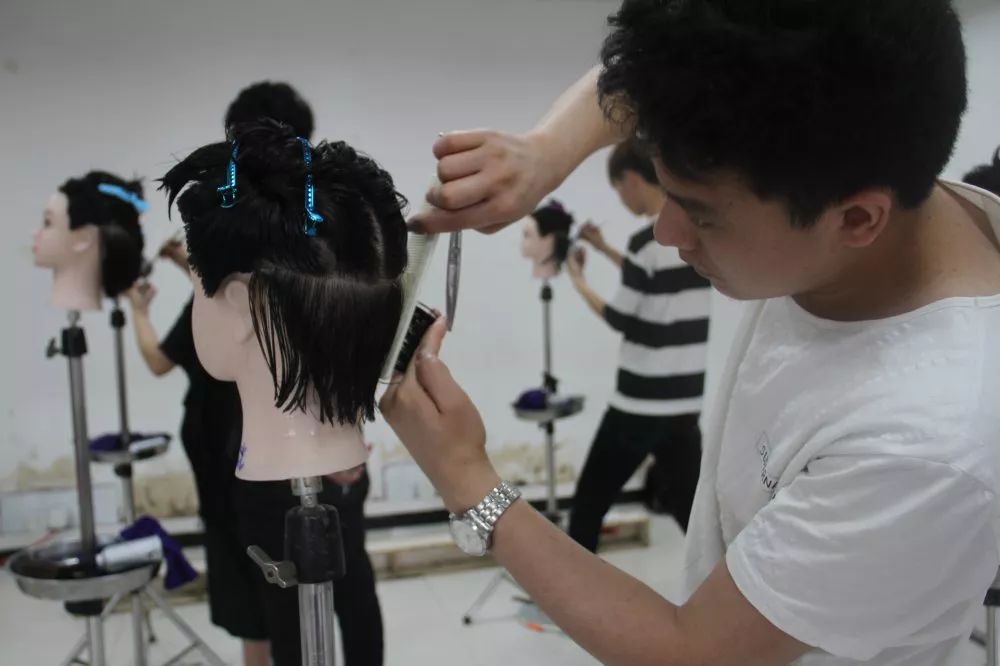 青千万,零基础学美发培训最好学多久