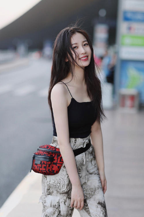 虞书欣纯欲风穿搭,虞书欣新造型粉色衣服头发怎么弄