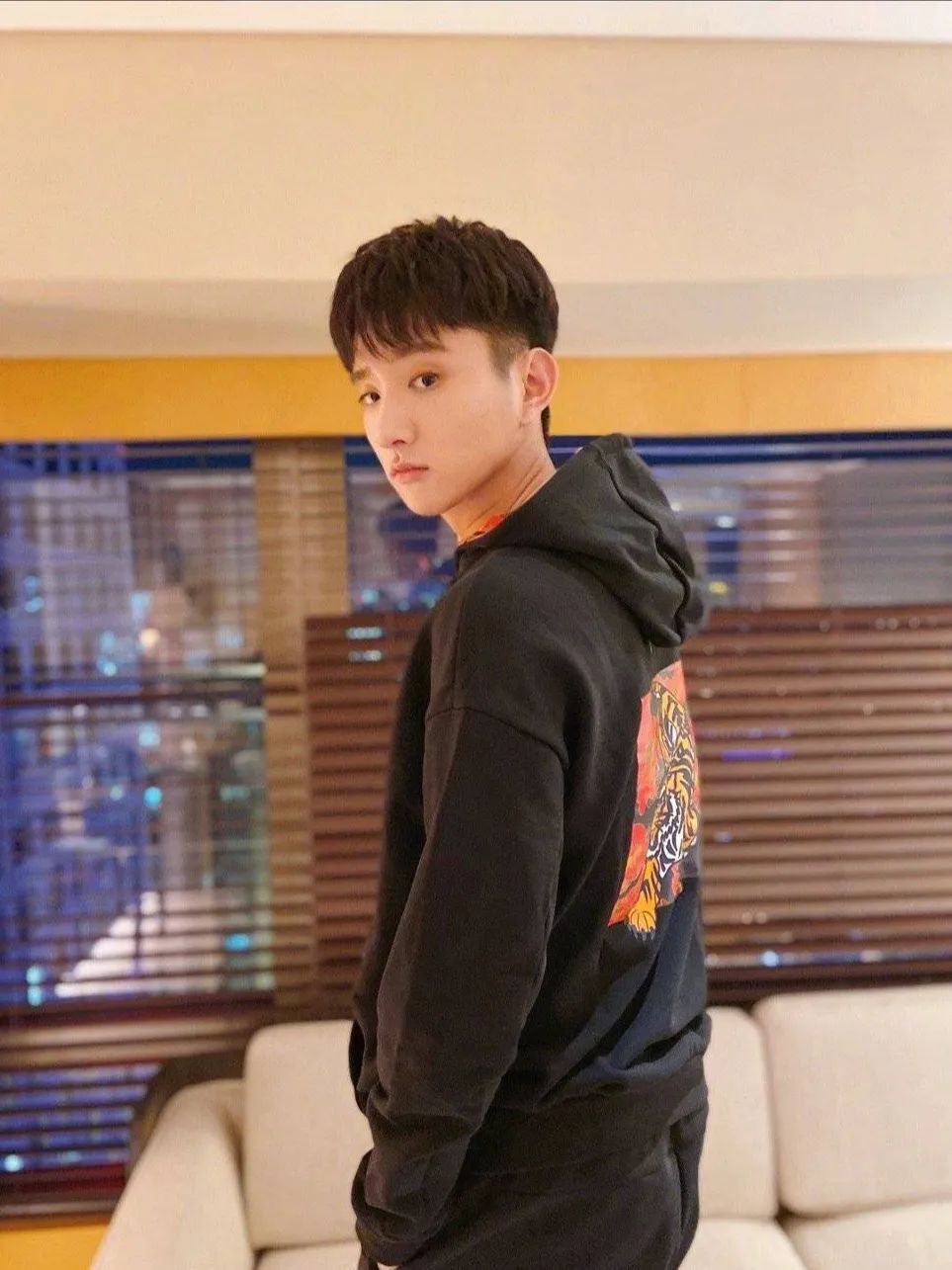 于小彤先跟海陆还是陈小纭在一起,于小彤和海陆和陈小纭