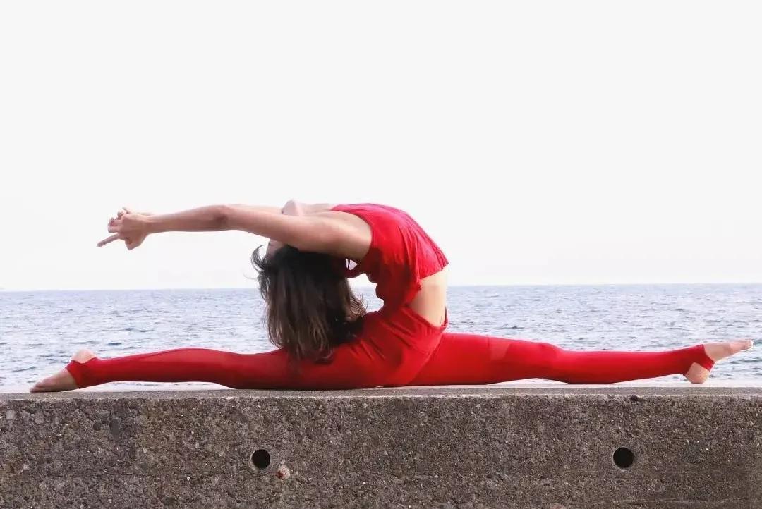 劈叉的胯如何矫正,劈叉骨盆摆不正是什么原因