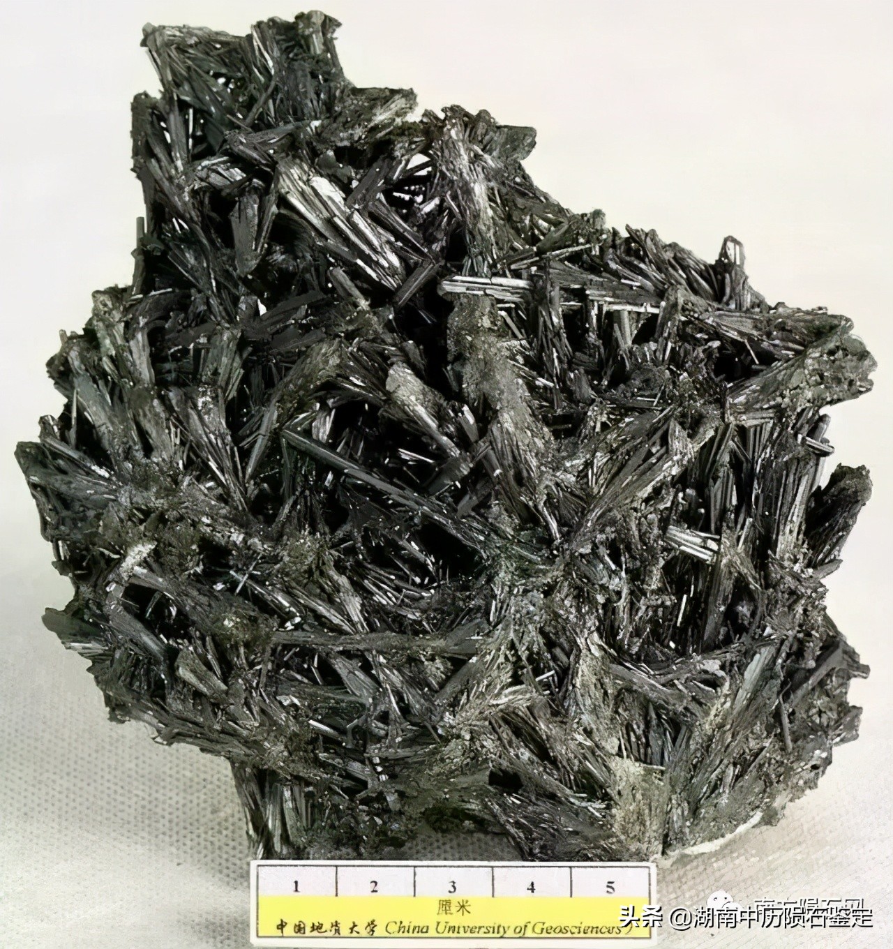 月球陨石与地球矿石的区别,月球陨石和矿石有什么区别