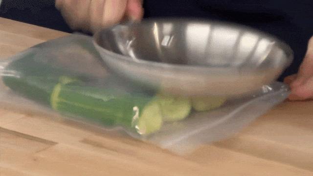 国外网红给黄瓜挤奶​视频登上热搜!milkcucumber是什么神操作?