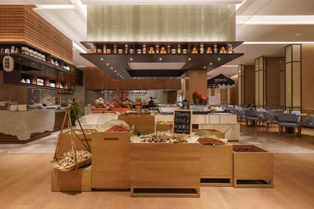 睡进这间藏身青山湖边的理想酒店，一起探寻临安城的悠居岁月~