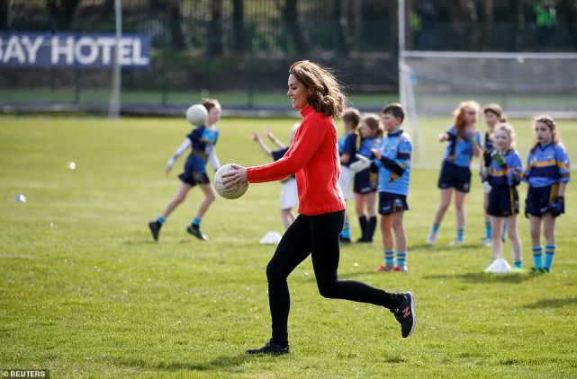 凯特穿红衣,凯特王妃秀球技