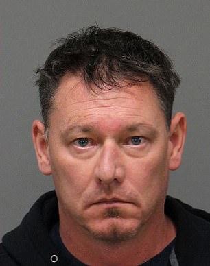 女儿不到两岁，美国兽父拍摄其不雅照，分享到网络与人分享和讨论