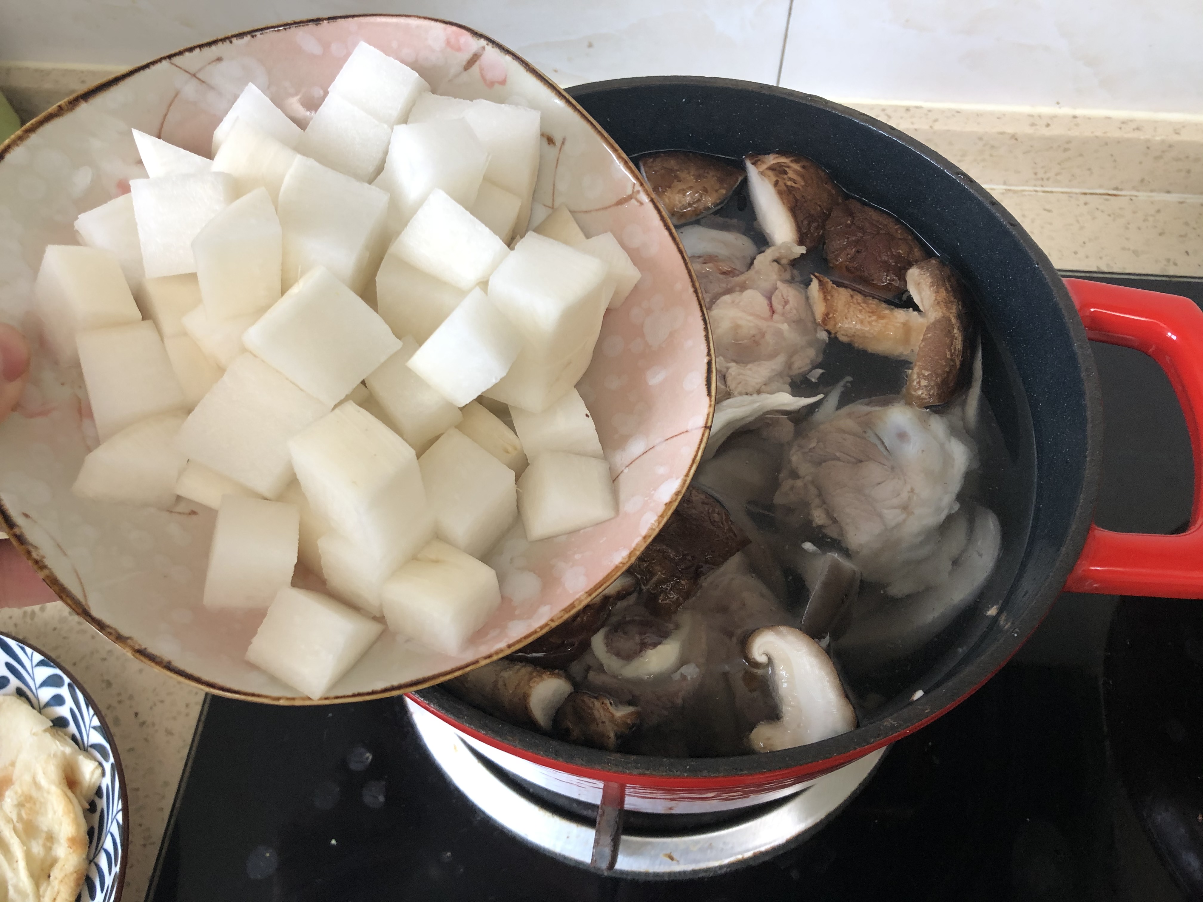 家庭熬骨头汤放什么调料,在家熬骨头汤