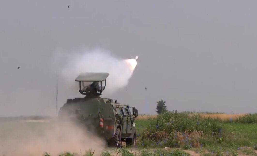 便携式反坦克导弹车打击坦克视频,珠海航展猛士反坦克导弹发射车