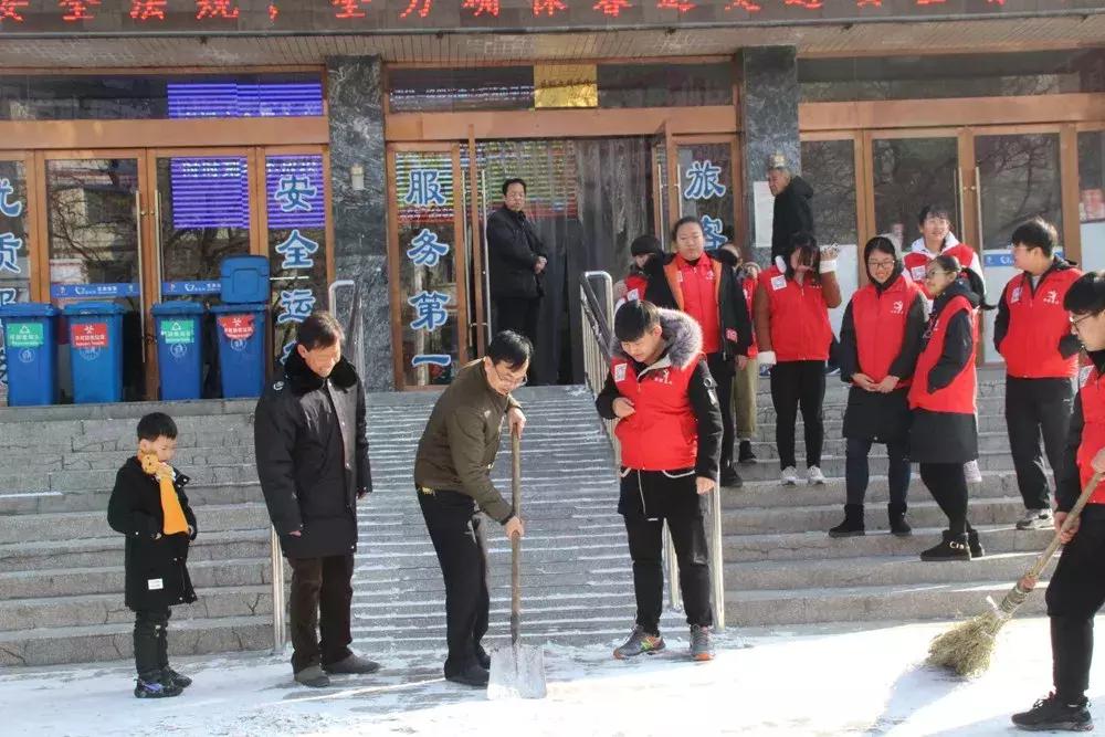 白银：爱心志愿者成为汽车站春运一道最亮风景线