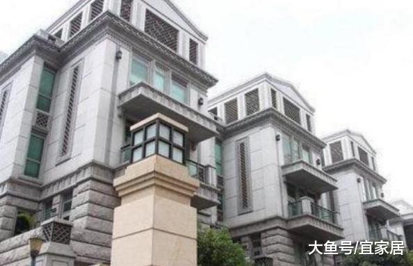 *小鹏李**晒出自己的豪宅，一家人住在豪华别墅，周围属于富人区