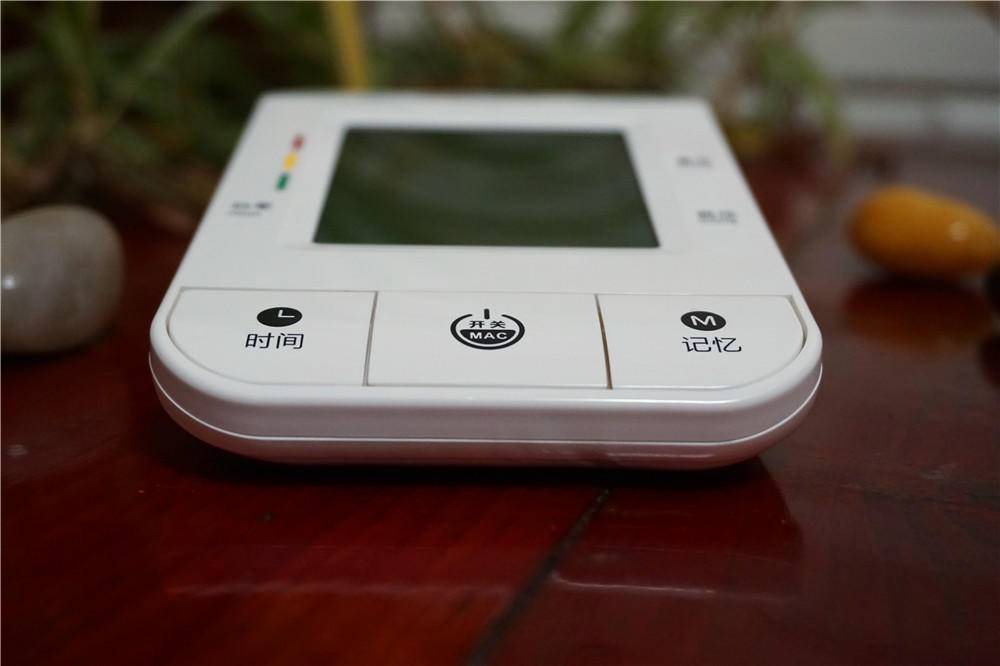 长坤手臂式智能电子血压计,爱尔泰血氧仪