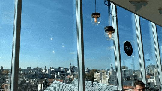 360度全玻璃空中咖啡厅!俯瞰阿姆拍美照