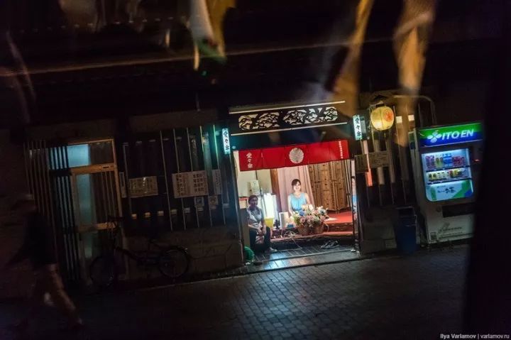 俄罗斯记者闯入日本*灯区红**，冒死*拍偷**下了大量照片