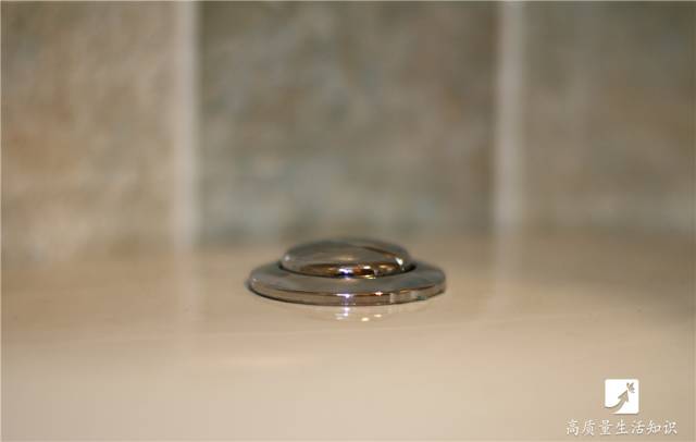 马桶冲水按钮按不动太紧怎么办,马桶上冲水的两个按钮有什么区别