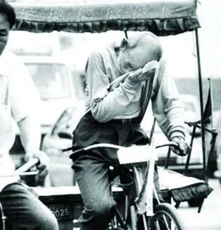 外卖小哥送餐途中跪地痛哭,泪目瞬间快递小哥