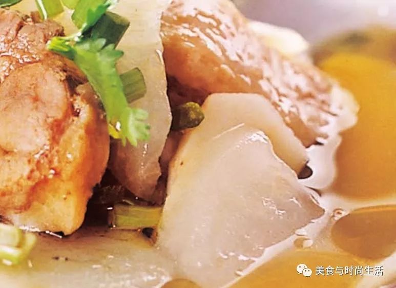 荸荠雪梨鸭汤，荸荠与雪梨甜脆多汁，搭配鸭肉煮汤，汤汁甜润可口，还可润肺止咳哦