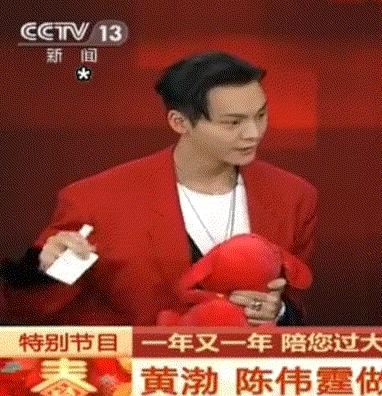 赵丽颖王一博录节目蓝色吊带上衣,赵丽颖王一博快本对视说话