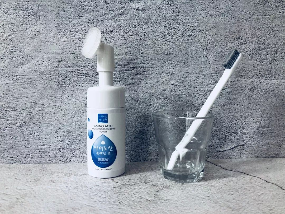 还在用洗面奶洗脸卸妆就out了！用它轻轻一刷，几秒就能深层清洁每个毛孔，感觉黑头都蹦出来了！