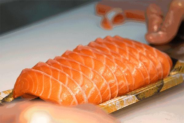 青岛这家进口海鲜店，竟把工厂开到了食客眼前？用自助价格吃怀石品质！