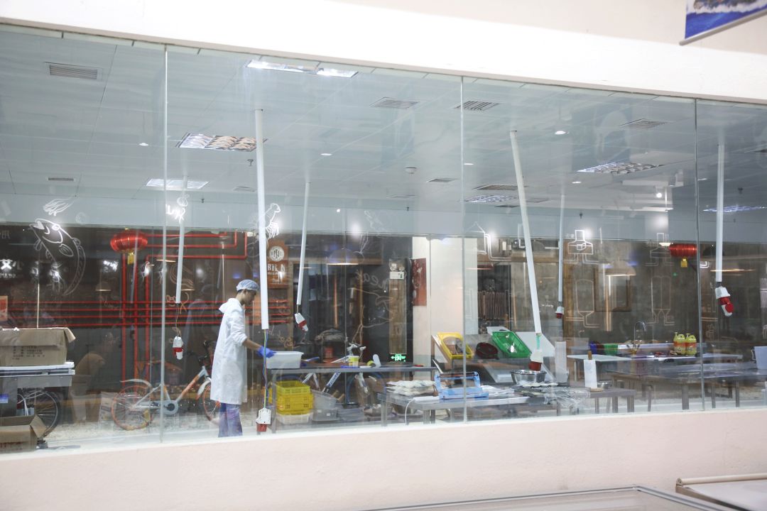 青岛这家进口海鲜店，竟把工厂开到了食客眼前？用自助价格吃怀石品质！